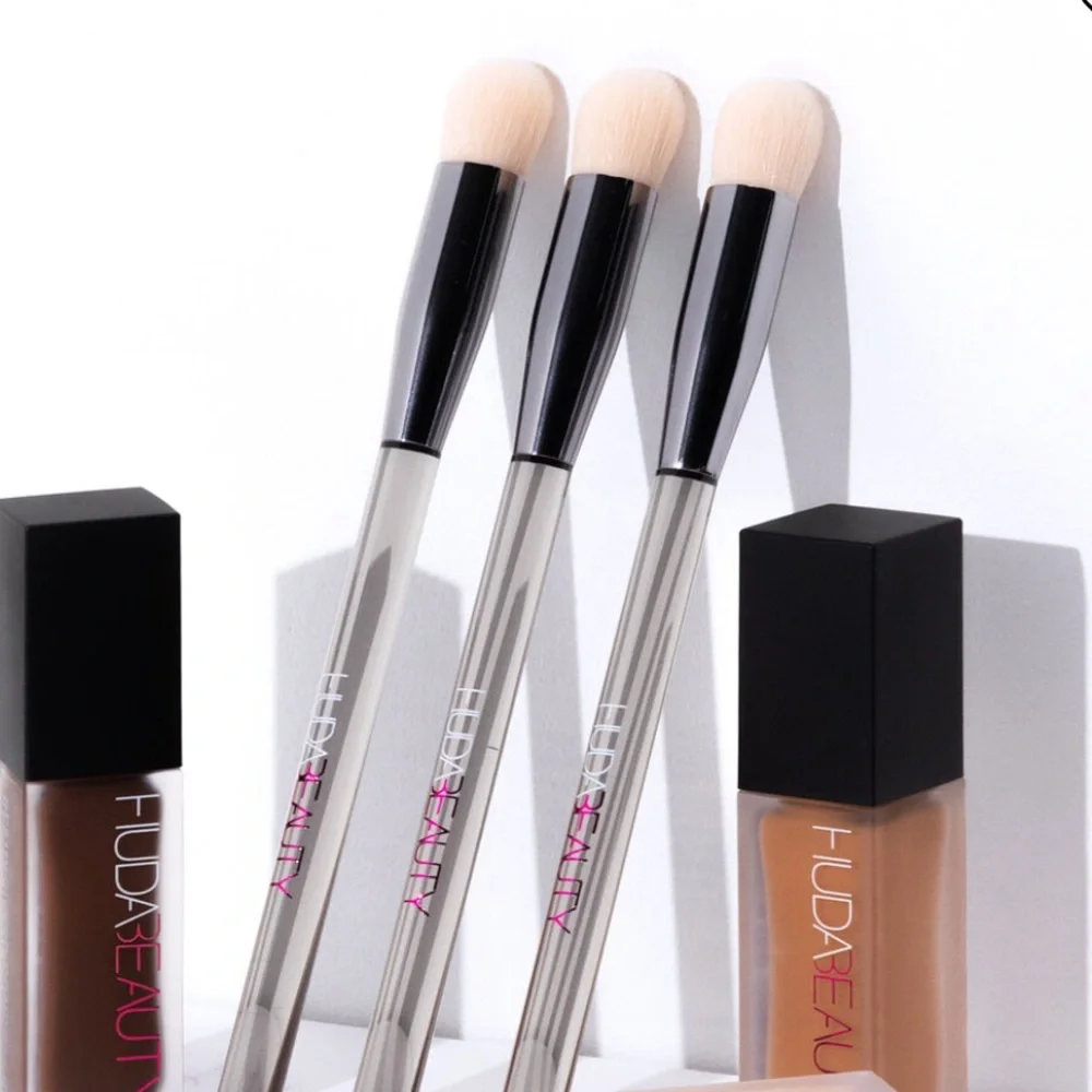 Huda Face Conceal & Blend Make Up Brush, single sided brush